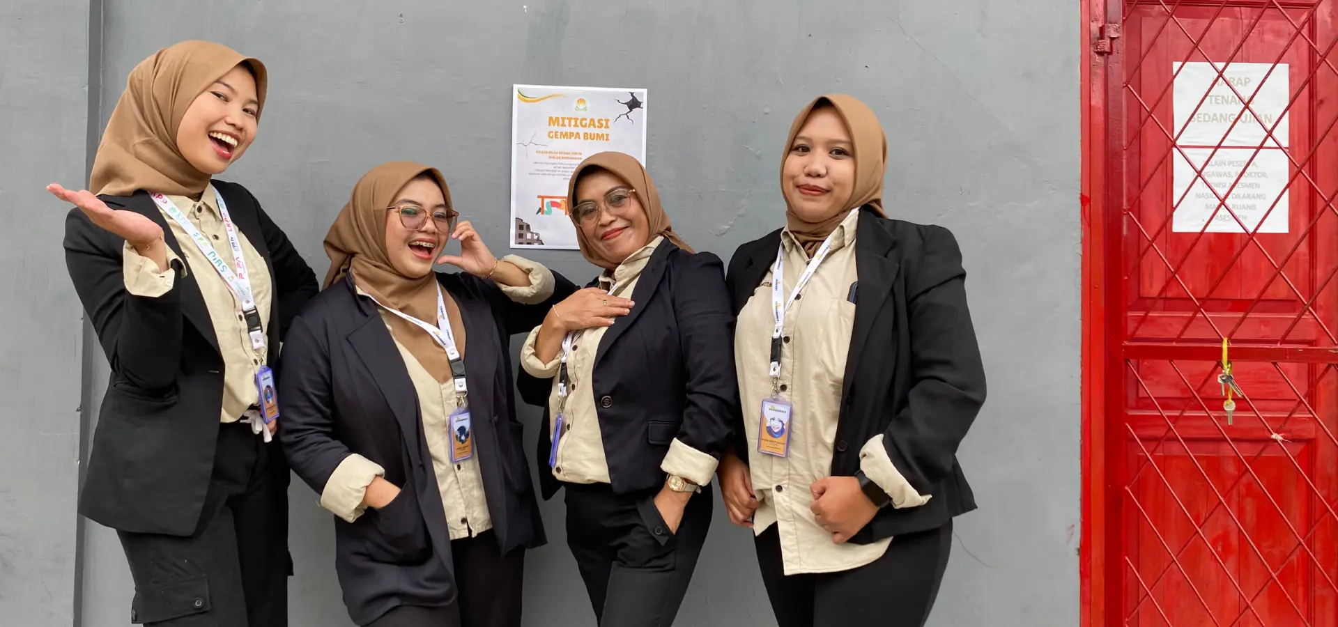 Keceriaan dan kebersamaan tim tutor PKBM Patrakomala Bandung